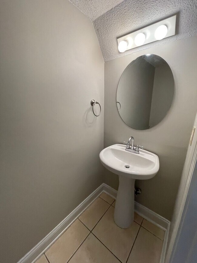 Building Photo - 2bd/1.5ba Townhome super close to CMC, HGTC and CCU! Some utilities included!