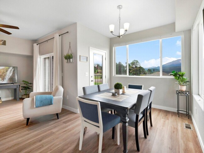 Building Photo - 3 Bedroom Townhome in Woodland Park