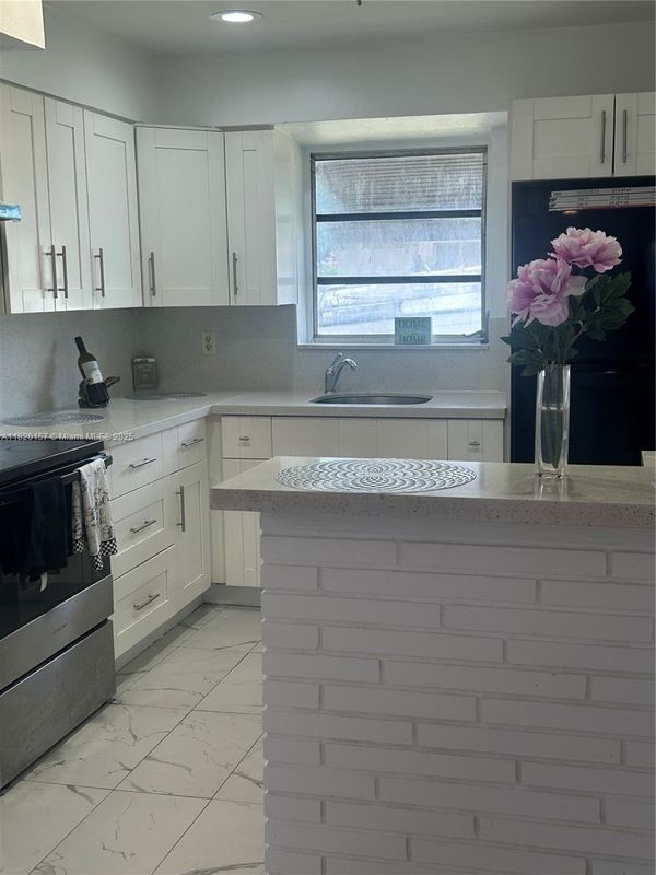 Foto principal - 2846 Fletcher St
