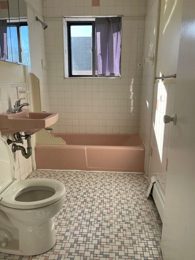 Foto del edificio - VERY  Spacious Sunny  2 bed Heat Hw parking Inc Close to train and 57/66 bus Heat HW Inc Now of feb