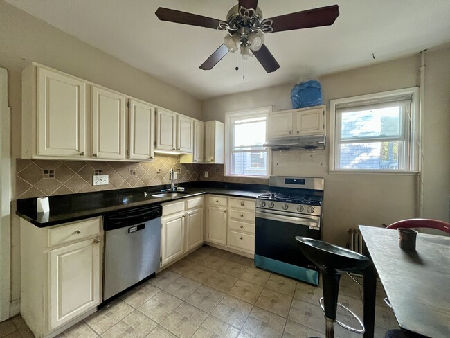 Building Photo - 49 Beech Glen St