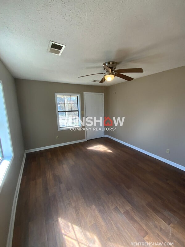 Building Photo - 212 Parks Dr