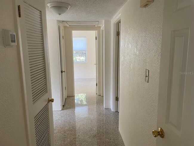 Foto del edificio - 4390 68th St N