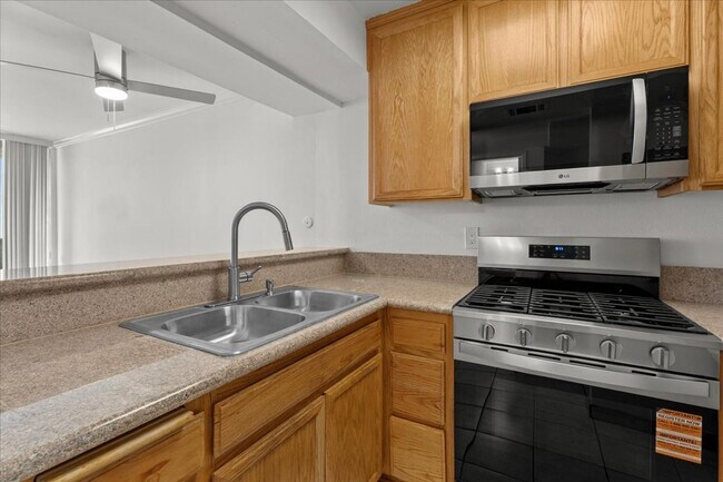 Foto del edificio - Bright Upper Level Encino Condo with Balcony, Fireplace, and Resort-Style Pool