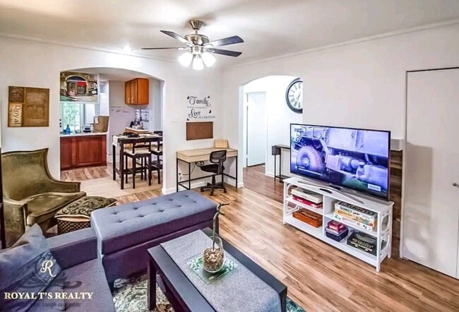 Foto del edificio - 707 Sprucewood Ln