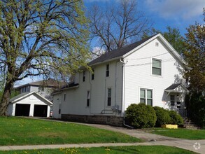 Building Photo - 826 Cherry St