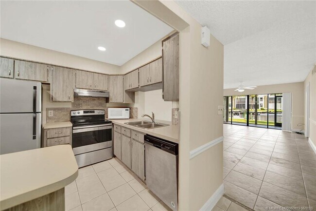 Foto del edificio - 1950 SW Palm City Rd