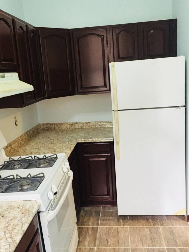 Building Photo - 326 Evergreen Ave