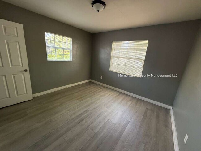 Building Photo - Cozy 1 Bedroom Single Family Home in St. Pete!