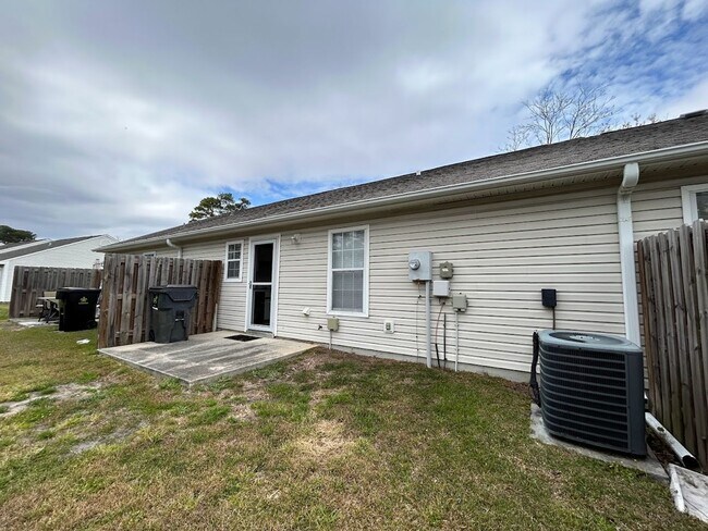 Building Photo - Silver Creek Village | 2 Bed, 2 Bath | Monkey Junction