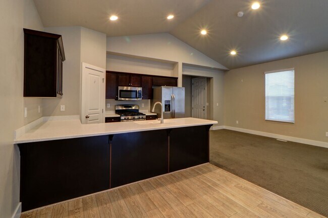 Building Photo - 3 bedroom Ivory Ridge Townhome