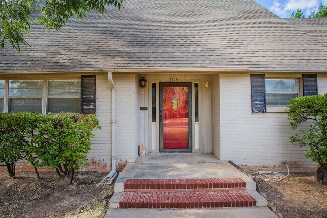 Building Photo - "Spacious 5-Bed Oasis with Granite Elegance & Hardwood Charm in Lubbock!"