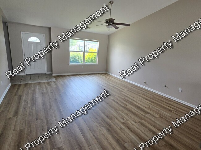 Foto del edificio - Updated Three Bedroom Duplex