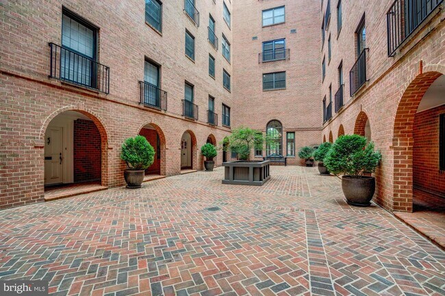 Building Photo - 2828 Wisconsin Ave NW