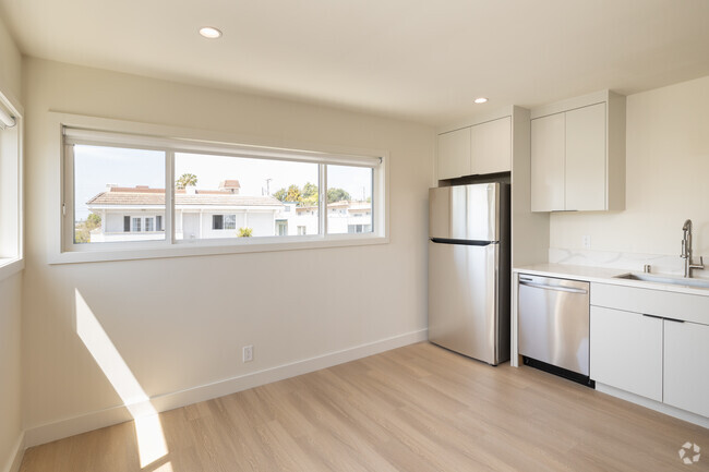 Kitchen - 1334 Barry Ave