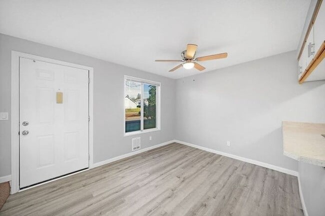 Building Photo - 2 bedroom unit. Pets OK! Lots of upgrades! Full size washer and dryer in unit!!