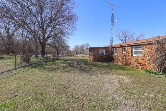 Building Photo - 3 Bed / 1 Bath in Oologah!