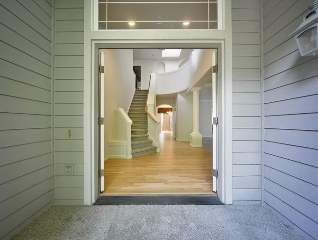 Building Photo - Nice 5 Bed / 2.5 bath house for rent in Kenmore.