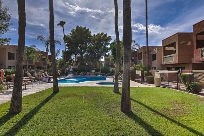 Building Photo - Live in the heart of Scottsdale!