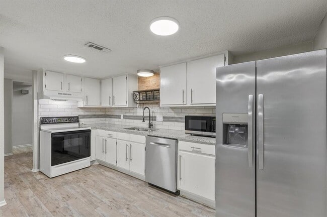Foto del edificio - 6405 Chimney Creek Cir