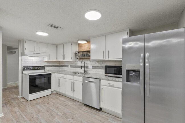 Building Photo - 6405 Chimney Creek Cir