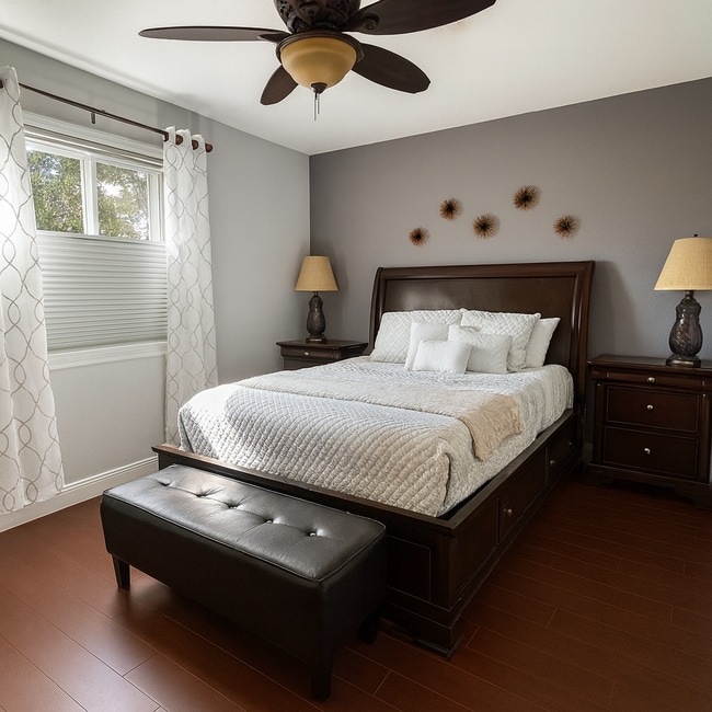 Primary bedroom, Queen Bed - 211 Grant St