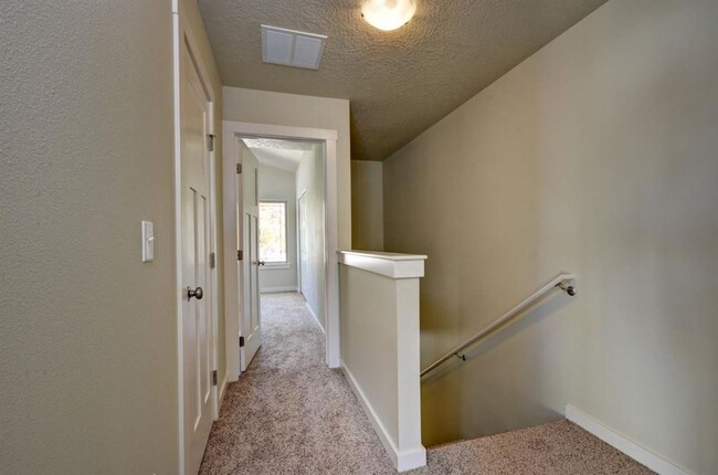 Foto del edificio - Newer Town home close to everything!