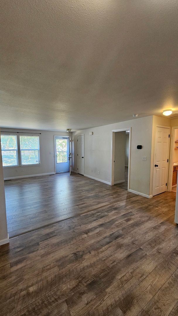 Foto del edificio - Spacious Duplex with large fenced yard