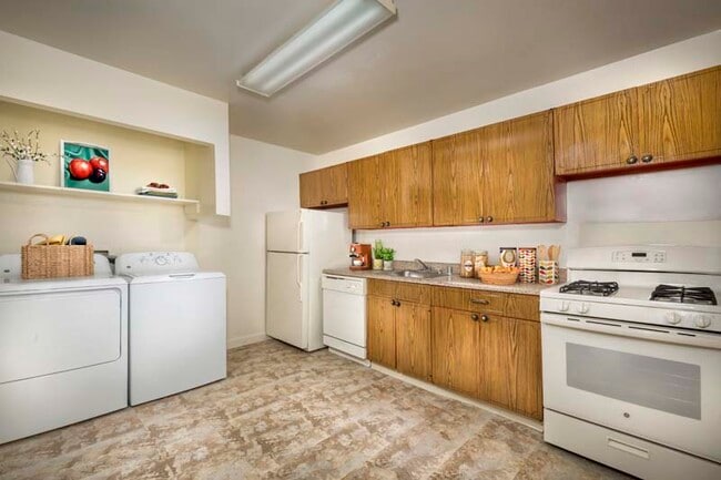 Washer & dryer available in townhomes at Deerfield Run & Village Square North Apartments - Deerfield Run & Village Square North Apartments