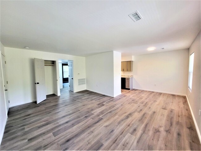 Building Photo - Pine Glen