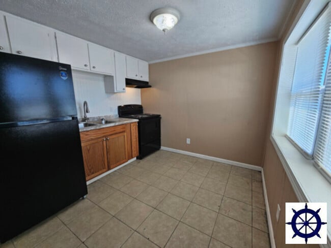 Building Photo - 715 E 13th St