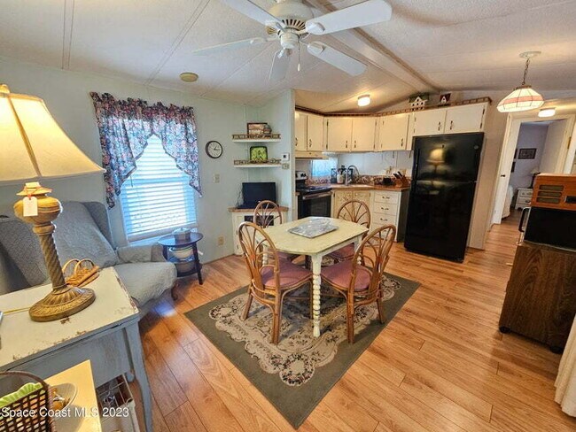 Foto del edificio - 55+ in Quiet Gated Community