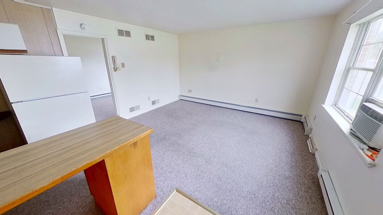 Building Photo - 1st Floor Apartment
