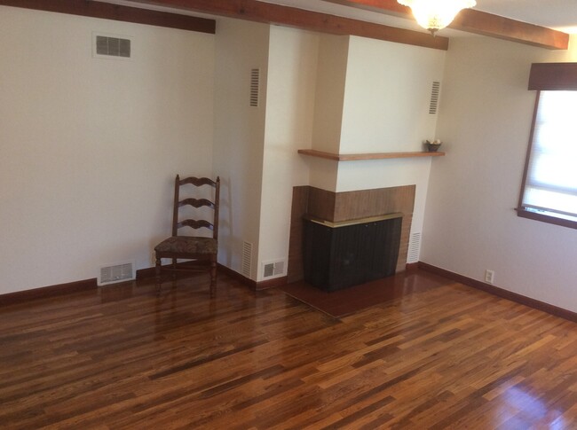 Building Photo - 4 BEDROOM 2 BATHROOM SINGLE FAMILY HOME