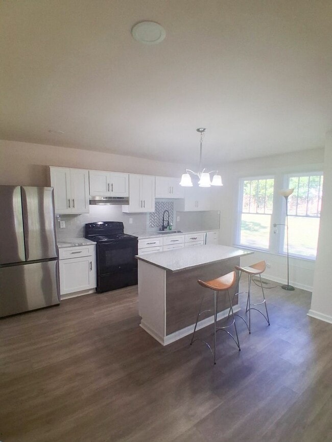 Building Photo - Charming 3 Bedroom, 2 Bath Home with Garag...