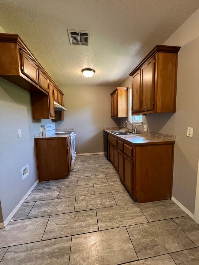 Foto del edificio - 3 Bed 1.5 Bath House, 1 Car Carport, Yard Care Included.