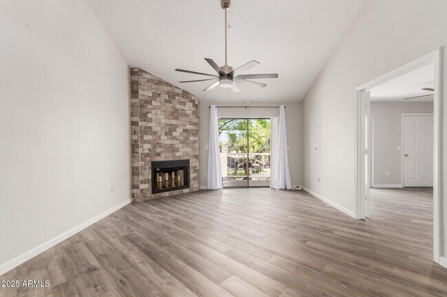 Foto del edificio - 9460 E Mission Ln
