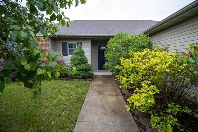 Building Photo - Stunning 3Bed/2BA Home with Dual Living Spaces/Garage