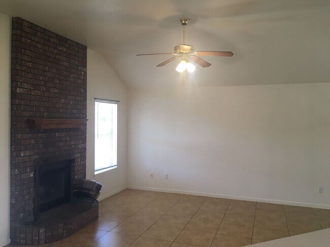 Foto del edificio - NEW IN MANAGEMENT - AVAILABLE NOW!