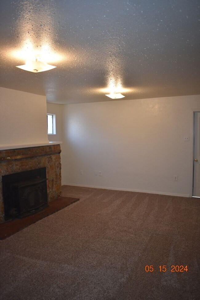 Building Photo - Cute Four Bedroom Home with Carport on Hug...