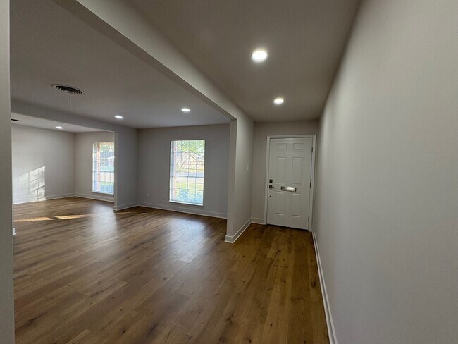 Foto del edificio - 5822 Yarwell Dr