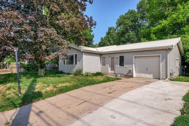 Building Photo - 2 BED / 1 BATH HOUSE IN CENTRAL CHAMPAIGN ...