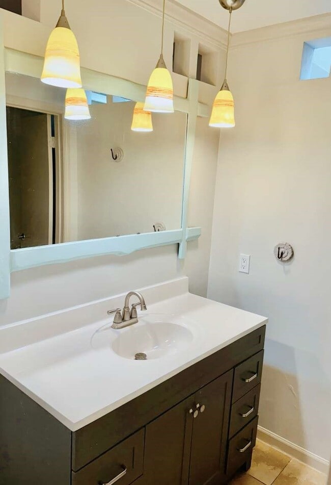 Building Photo - 2118 Briarcrest Dr