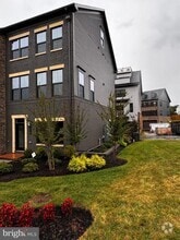 Building Photo - 806 S Greenbrier St