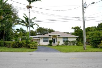 Building Photo - 821 SW 13th Ct