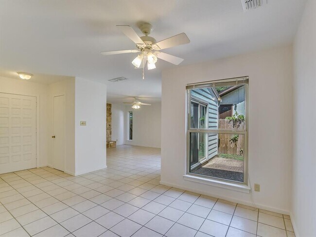 Foto del edificio - 8121 Ceberry Dr