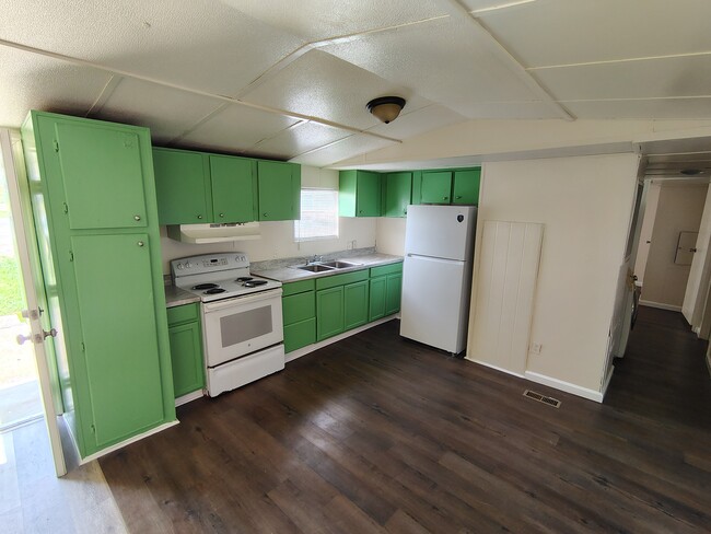 Building Photo - 1040 N Davis Dr