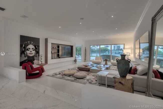 Foto del edificio - 5529 Pine Tree Dr