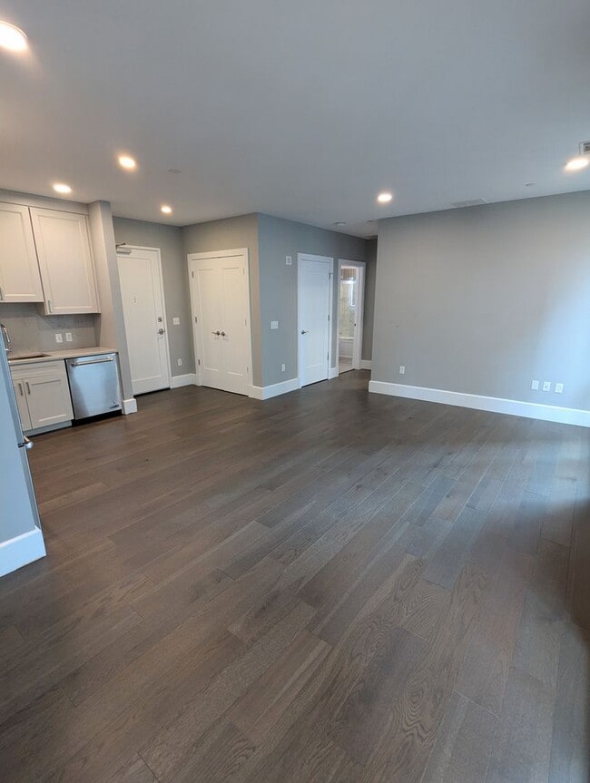 Building Photo - Stunning Downtown 1 Bedroom Condo at The L...