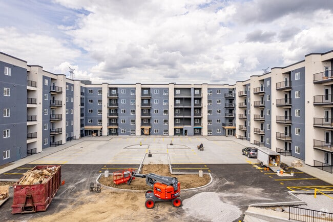 Building Photo - Hills on 36